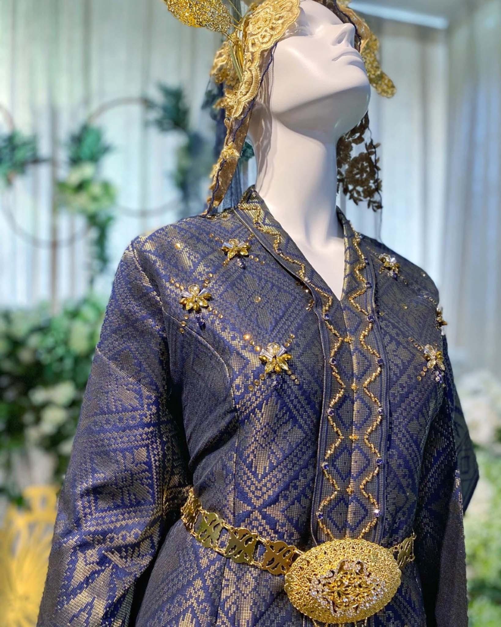 Busana Pengantin-Traditional kebaya of Songket 2D with Chunky Beaded and Tambouring detailing with Selempang. This eyes catching traditional high end Kebaya will make you look vibrant, elegant and classic. Pongee lining is added for comfort wear-Butik Pengantin PP