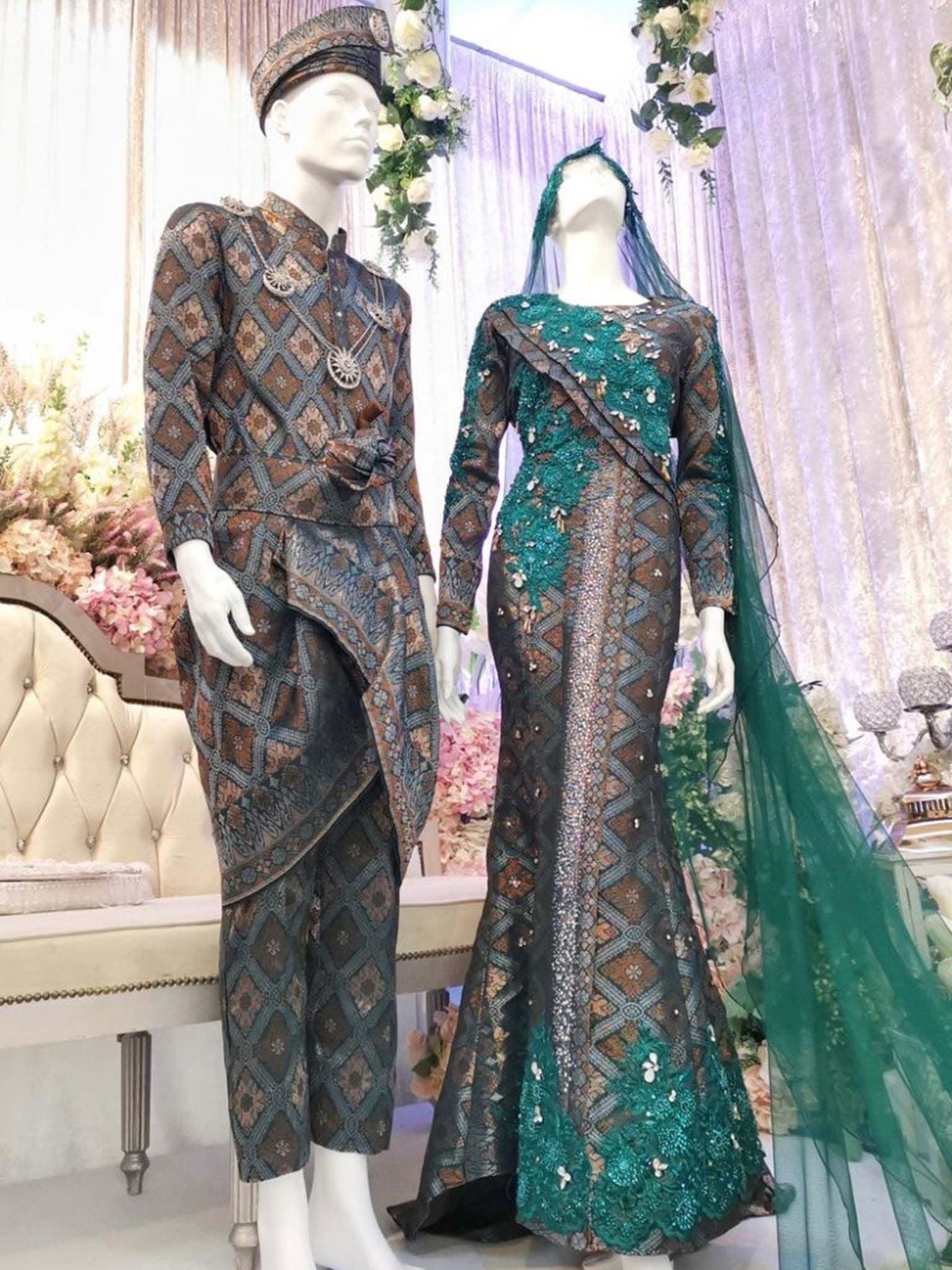 EMELDA SARI - Songket Wedding Dress, Emerald Green and Brown dari PP Signature. Tempah Baju Pengantin online atau set temujanji anda di butik hari ini!