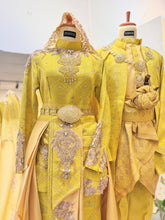 Jadikan impian perkahwinan anda menjadi kenyataan dengan TUN RAHAH daripada PP Signature - Sewaan Baju Pengantin Yellow Champagne Songket Dua Helai dengan Seluar/Skirt dan Trail yang Boleh Dilepaskan.