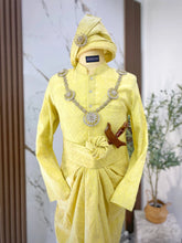 Busana baju sanding songket light yellow dengan cape panjang yang boleh dibuka untuk keselesaan bergerak sepanjang majlis resepsi