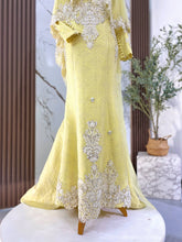 Rekaan baju sanding BAHEERA dengan long detachable cape yang memberikan gaya unik dan mewah untuk photoshoot pengantin perempuan