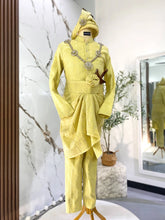 Perincian cucuk sanggul, dokoh rantai, dan hiasan veil pada baju sanding kuning lembut untuk gambar close-up pengantin perempuan