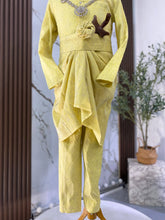 Kualiti tekstur fabrik songket 2D warna light yellow dan silver pada bahagian kain baju sanding BAHEERA untuk visual perkahwinan sempurna