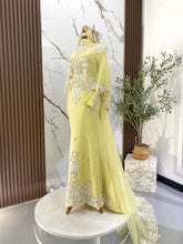 Busana pengantin baju sanding BAHEERA warna light yellow dengan aksesori cucuk sanggul dan tanjak untuk gaya pengantin melayu moden