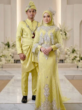 Gambar pasangan pengantin sebenar menggayakan baju sanding BAHEERA songket 2D light yellow silver di majlis perkahwinan tradisional melayu