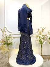 ewa baju sanding kebaya moden navy blue-baju pengantin songket 3D untuk majlis sanding-busana sanding warna navy dan emas tradisional moden-kebaya moden dengan selempang sulam untuk sanding