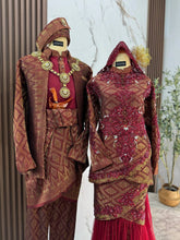 Busana pengantin baju sanding maroon gold songket dengan aksesori sanggul lintang dan tanjak untuk gaya klasik majlis perkahwinan malaysia