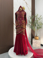 Perincian sulaman gold songket pada baju sanding maroon dengan aksesori dokoh rantai dan sanggul lintang untuk photoshoot pengantin perempuan