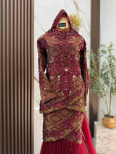 Perincian sulaman gold songket pada baju sanding maroon dengan aksesori dokoh rantai dan sanggul lintang untuk photoshoot pengantin perempuan