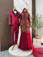 Baju sanding maroon gold tulip dress dipadankan dengan suit pengantin lelaki maroon black lapel untuk gaya moden majlis perkahwinan eksklusif