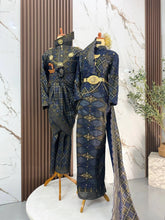 Busana pengantin nikah sanding navy blue gold songket 3D eksklusif dengan aksesori sanggul lintang dan tanjak untuk gaya pengantin melayu moden