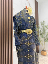 Perincian sanggul lintang dokoh dan keradung sari pada baju nikah sanding navy blue gold untuk photoshoot pengantin perempuan yang elegan