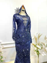 Bonita is ideal for younger couples, petite builds, or modern brides who want a strong, royal look without sacrificing tradition. It’s especially suited for evening receptions, stage lighting, or grand venues where rich colours shine best.