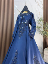 Baju sanding perempuan navy blue ballgown dengan petticoat untuk siluet pengantin yang dramatik dan kembang seperti puteri