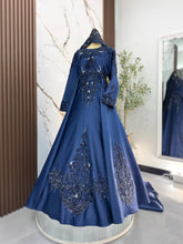 Gaun pengantin ballgown navy blue dengan petticoat untuk keselesaan dan visual yang memukau sepanjang majlis resepsi perkahwinan