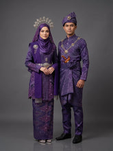 Pengantin perempuan mengenakan Baju Sanding Kebaya Songket Dark Purple dengan Selempang Sulam