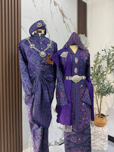 Potret dekat pasangan pengantin Baju Sanding Songket 3D Dark Purple dan Silver