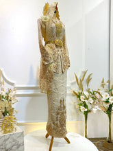 Sewa Baju Pengantin Songket 2D dengan Selempang-Sewa baju sanding light brown & gold songket 2D. Kebaya moden & selempang sulam biku untuk pengantin. Lengkap dengan Kot Raihan lelaki.