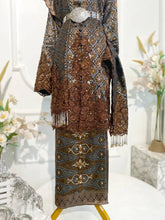 DARAWATI Baju Pengantin Dark Brown Songket Kebaya with Selempang Sulam Biku from Butik Pengantin PP Signature. This wedding reception dress features elegant Songket 3D fabric in dark brown with silver and chrome accents-pakej perkahwinan-baju pengantin-baju sanding-butik pengantin kajang-butik pengantin pp signature-planet pengantin