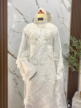 Perincian sanggul lintang, dokoh rantai, dan hiasan veil pada baju sanding off white silver untuk gambar close-up pengantin perempuan