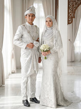 Gambar pasangan pengantin sebenar menggayakan baju sanding ELMINA songket 2D off white light silver di majlis perkahwinan tradisional moden