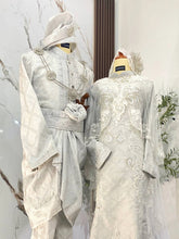 Pakej sewa baju sanding lengkap off-white silver songket untuk pasangan pengantin sedondon di majlis resepsi dewan, hotel, atau majlis bertandang