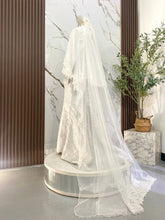 Busana pengantin baju sanding ELMINA warna off white light silver dengan aksesori sanggul lintang dan tanjak untuk gaya pengantin melayu moden