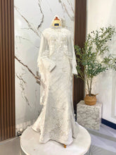 Busana baju sanding songket 2D off white silver dengan cape panjang yang boleh dibuka untuk keselesaan berjalan sepanjang majlis resepsi