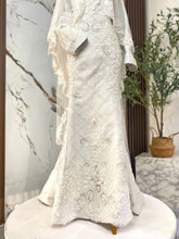 Kualiti tekstur premium fabrik songket 2D warna off white dengan kilauan benang light silver pada baju sanding ELMINA untuk visual perkahwinan sempurna