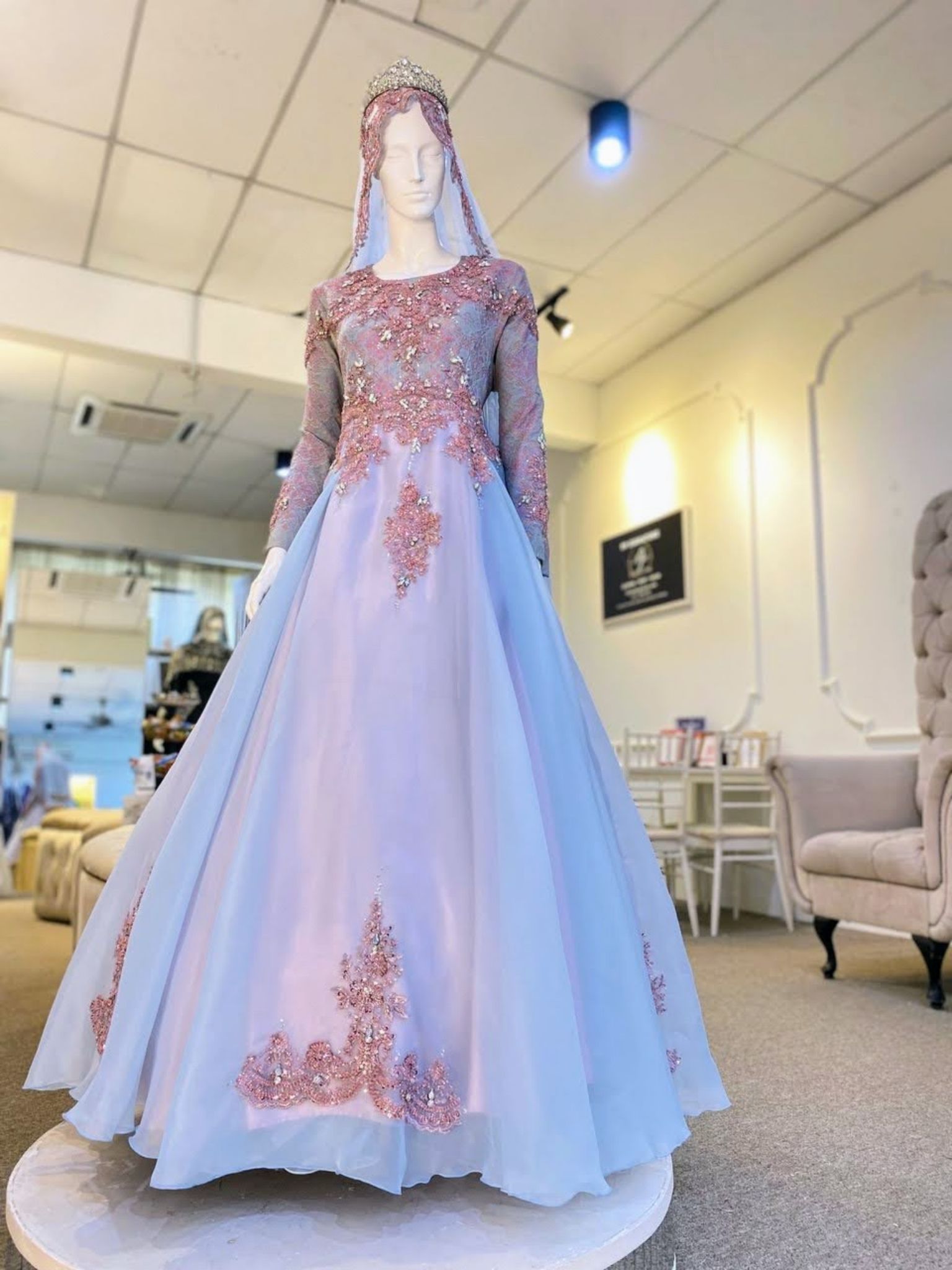 Capture the essence of elegance with our ESKAYLA - Baju Pengantin Ballgown Songket Dusty Blue & Pink & Kot Raihan 3pcs. This exquisite ensemble combines traditional craftsmanship with contemporary design, showcasing the beauty of songket fabric in stunning dusty blue and pink shades. Perfect for a glamorous wedding, embrace the allure of this captivating ballgown and Kot Raihan 3pcs set.
