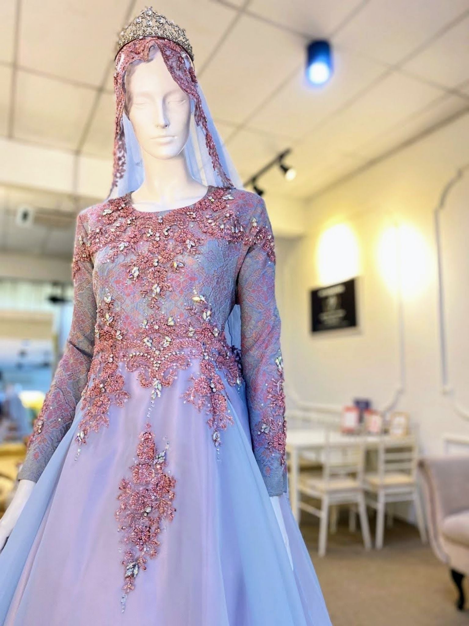 Capture the essence of elegance with our ESKAYLA - Baju Pengantin Ballgown Songket Dusty Blue & Pink & Kot Raihan 3pcs. This exquisite ensemble combines traditional craftsmanship with contemporary design, showcasing the beauty of songket fabric in stunning dusty blue and pink shades. Perfect for a glamorous wedding, embrace the allure of this captivating ballgown and Kot Raihan 3pcs set.