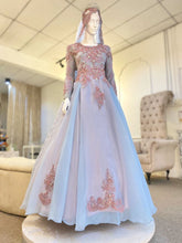 Capture the essence of elegance with our ESKAYLA - Baju Pengantin Ballgown Songket Dusty Blue & Pink & Kot Raihan 3pcs. This exquisite ensemble combines traditional craftsmanship with contemporary design, showcasing the beauty of songket fabric in stunning dusty blue and pink shades. Perfect for a glamorous wedding, embrace the allure of this captivating ballgown and Kot Raihan 3pcs set.