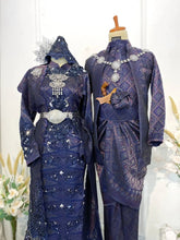 GEMAWAN Baju Pengantin Navy Blue Songket Dress with Selempang Sulam from Butik Pengantin PP Signature. This elegant wedding reception dress features Songket 3D fabric in navy blue with purple and light gold accents-pakej perkahwinan-baju pengantin-baju sanding-butik pengantin kajang-butik pengantin pp signature-planet pengantin