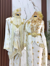 Kualiti tekstur fabrik songket tabur off white dengan kemasan light gold pada baju sanding moden GEMERSIK untuk visual perkahwinan sempurna