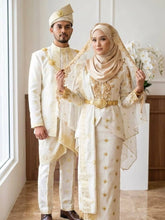 Gambar pasangan pengantin sebenar menggayakan baju sanding GEMERSIK songket tabur off white gold di majlis perkahwinan tradisional melayu