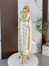 Busana pengantin baju sanding GEMERSIK warna off white dengan aksesori cucuk sanggul dan tanjak untuk gaya pengantin melayu klasik