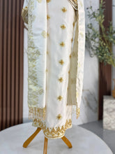 Busana dua tona baju sanding songket tabur off white untuk keselesaan bergerak bagi pengantin petite saiz XS sepanjang majlis resepsi