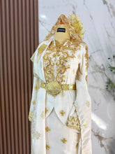 Rekaan baju sanding GEMERSIK dengan selempang sulam yang memberikan gaya tradisional elegan untuk photoshoot pengantin perempuan majlis perkahwinan