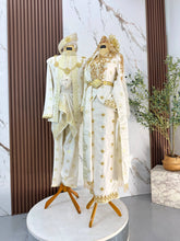 Perincian cucuk sanggul dan dokoh rantai pada baju sanding off white gold untuk gambar close-up pengantin perempuan yang berseri