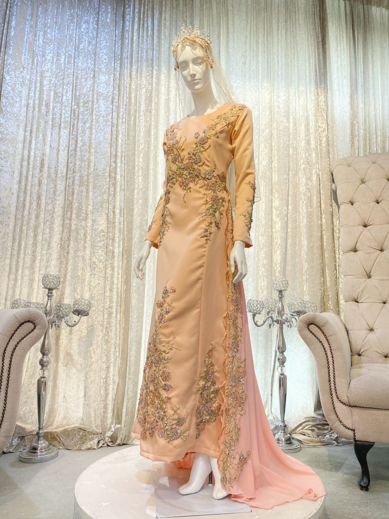 Explore our captivating collection featuring HUMAIRA - Baju Sanding in the elegant Salmon Peach color, exclusively from PP Signature Bridal. This Duchess A-cut wedding attire comes with a graceful trail, perfect for your special day. Discover the ultimate choice for renting bridal attire today!