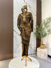 Busana two-piece baju sanding songket 3D coklat bronze dengan keradung sari untuk keselesaan bergerak sepanjang majlis resepsi perkahwinan