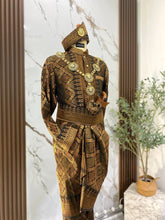 Perincian sanggul lintang, dokoh rantai, dan hiasan keradung sari pada baju sanding dark brown bronze untuk gambar close-up pengantin perempuan