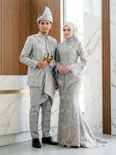 Gambar pasangan pengantin sebenar menggayakan baju sanding JELITA songket 3D silver grey di majlis perkahwinan moden Malaysia