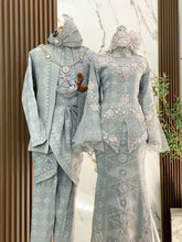 Busana pengantin baju sanding JELITA warna silver grey dengan aksesori sanggul lintang dan tanjak untuk gaya pengantin melayu moden
