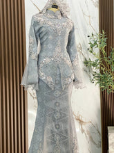 Perincian sanggul lintang dan dokoh rantai pada baju sanding JELITA silver grey untuk gambar close-up pengantin perempuan yang memukau