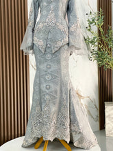 Kualiti tekstur fabrik songket 3D silver grey dengan kemasan metallic pada baju sanding moden JELITA untuk visual perkahwinan sempurna