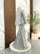 Busana two-piece baju sanding songket 3D silver grey untuk keselesaan bergerak sepanjang majlis resepsi perkahwinan hotel atau outdoor