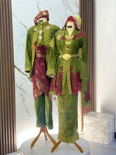 Busana pengantin baju sanding KASTURI warna olive green gold dengan aksesori sanggul lintang dan tanjak untuk gaya pengantin tradisional melayu
