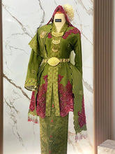 Baju sanding perempuan kebaya olive green gold songket tabur dengan selempang sulam biku untuk siluet pengantin yang anggun dan estetik