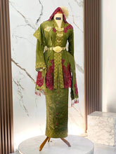 Rekaan baju sanding KASTURI dengan selempang sulam biku yang memberikan gaya unik untuk photoshoot pengantin perempuan majlis perkahwinan